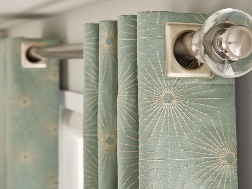 With grommet rings punched into the fabric, this style creates wide, even pleats and slides easily along the curtain rod.